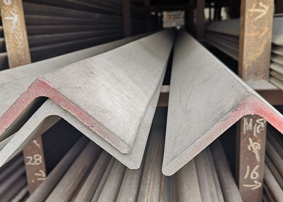 Galvanisierte gemalte Eisen-ungleiche Flussstahl-Winkel-Stange